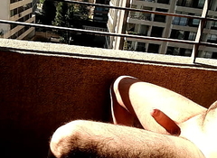 Tomando sol en el balcón